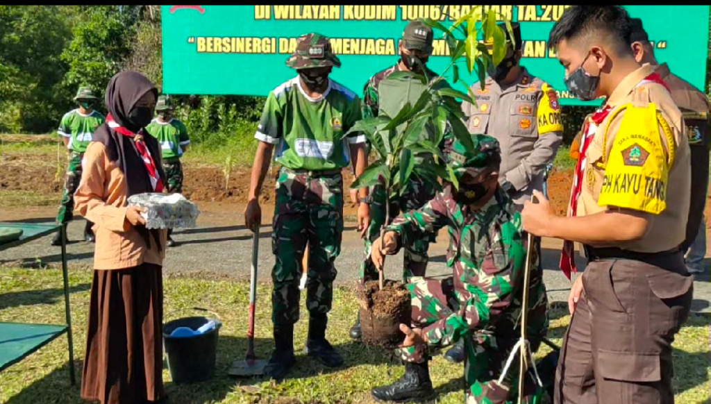 sinergitas-tni-polri-dan-pemerintah-kota-banjarbaru-dalam-revolusi-hijau.jpg