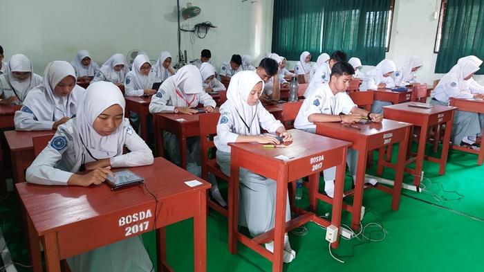 siswa-kelas-12-di-SMA-Negeri-1-Banjarbaru-saat-mengikuti-US-sesi-pertama-di-sekolah.jpg