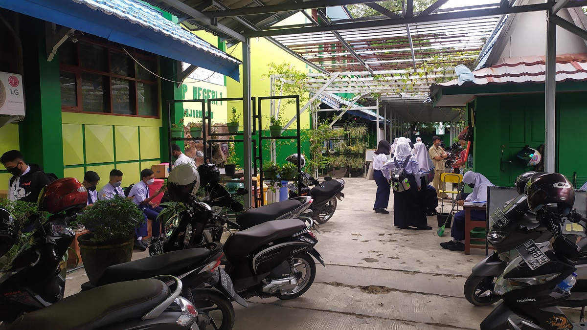 siswa-kelas-delapan-smpn-1-banjarmasin-saat-berada-di-depan-sekolah.jpg