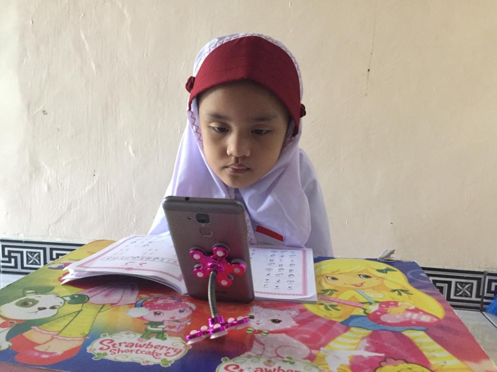 siswa-sd-di-banjarbaru-sedang-mengikuti-pembelajaran-jarak-jauh-senin-982021.jpg