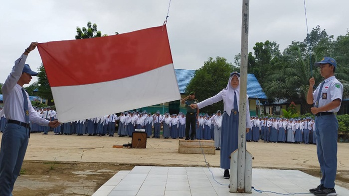 siswa-sman-1-juai-mengibarkan-bendera.jpg