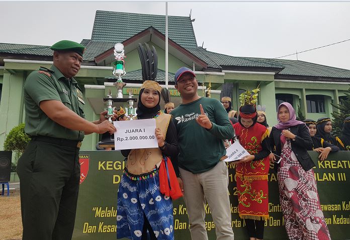 siswa-smpn-2-rantau-terima-trophy.jpg