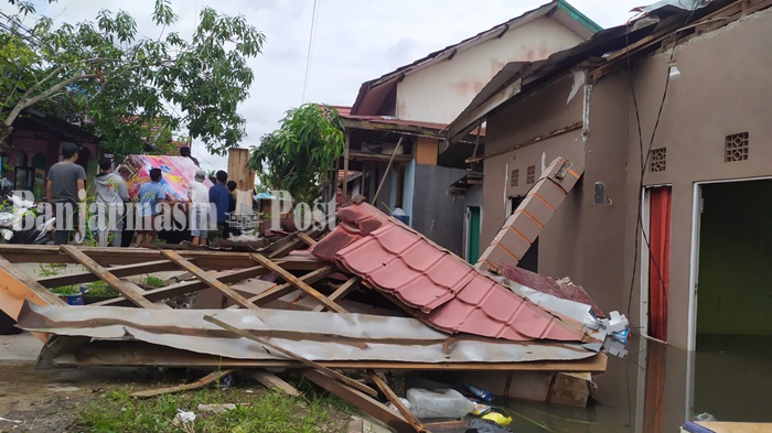 situasi-pacarumah-ambles-di-manarap-tengah-kabupaten-banja-selasa-1801202218012022.jpg