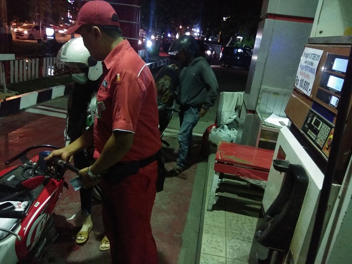 situasi-pengisian-bbm-di-spbu-km-5-banjarmasin_20181010_202521.jpg