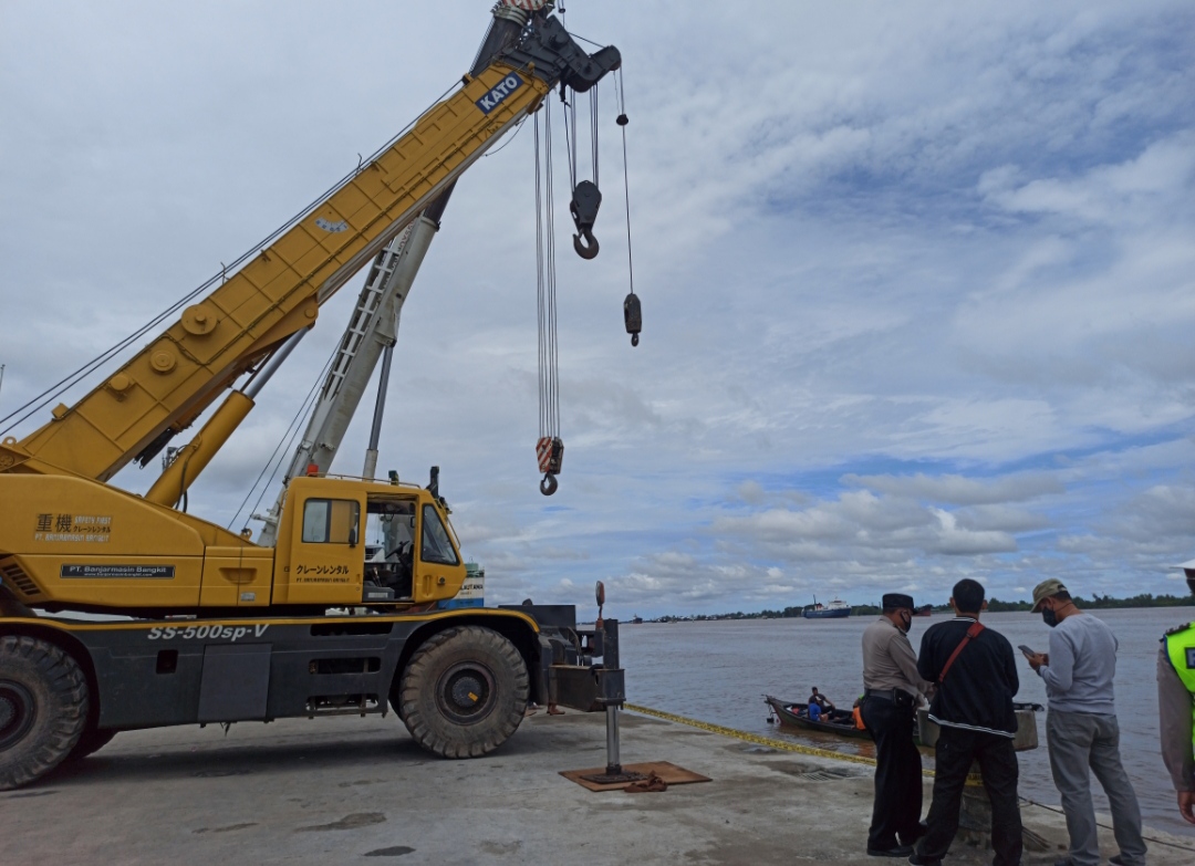 Truk Fuso Tercebur di Pelabuhan Trisakti Banjarmasin, Petugas Kerahkan Crane untuk Evakuasi
