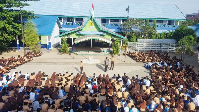 suasana-di-lapangan-dan-bripka-hendrik-yunika-saat-berikan-materi_20170804_132759.jpg