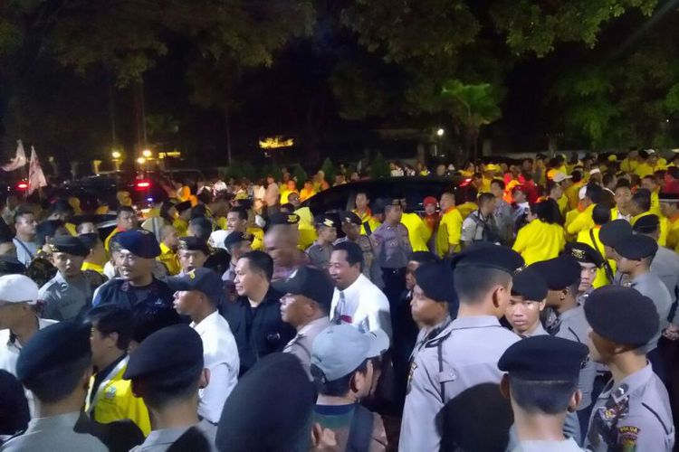 suasana-jelang-penetapan-nomor-urut-partai-politik-untuk-pemilu-2019_20180218_205616.jpg