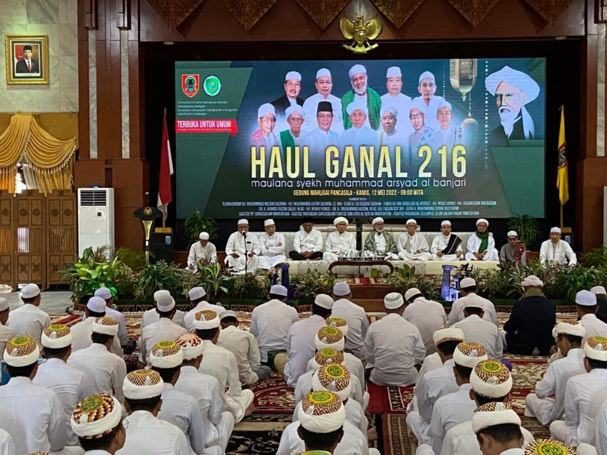 suasana-jemaah-haul-datu-kelampayan-ke-216-di-gedung-mahligai-pancasila-banjarmasin1.jpg