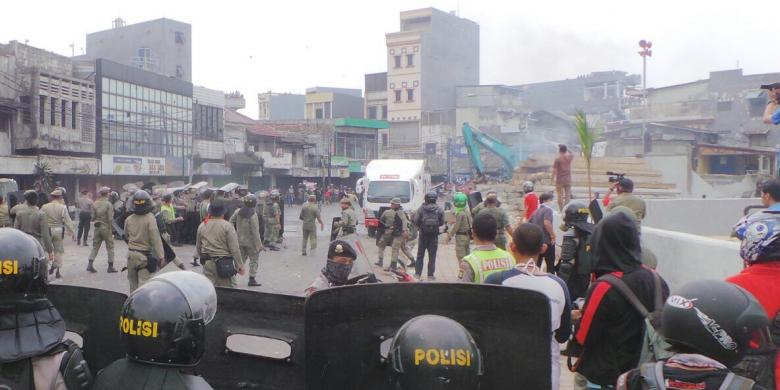 suasana-kericuhan-antara-aparat-keamanan-dan-warga_20150820_134539.jpg