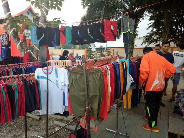 suasana-lapak-dagangan-dika-yang-ramai-diserbu-pembeli_20171010_211359.jpg