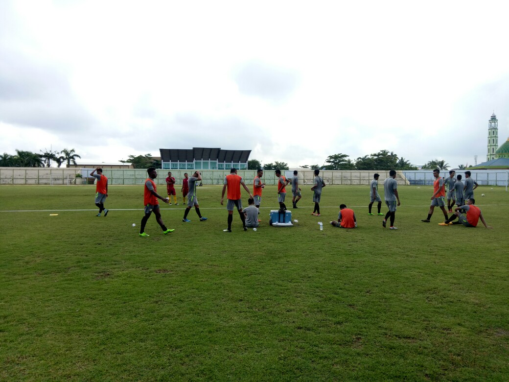 suasana-latihan-perdana-barito-putera-di-stadion-17-mei-banjarmasin-kamis-412018_20180104_181554.jpg