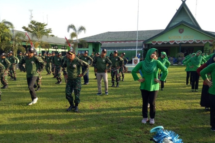 suasana-olahraga-bersama-di-halaman-makodim-1003-kandangan.jpg