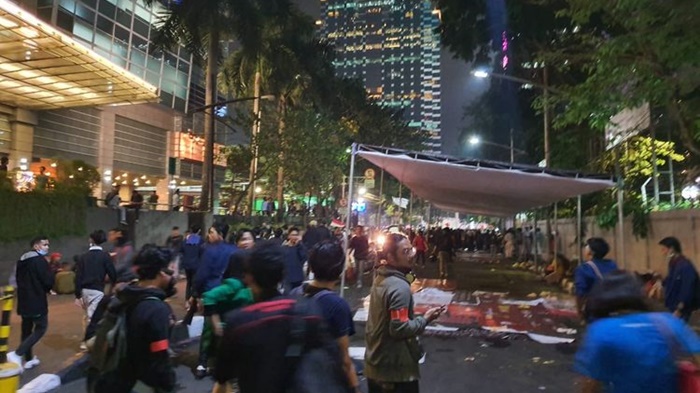 Demonstran Bercelan Abu-abu Bentrok dengan Polisi Tak Berseragam di Kampus Atma Jaya