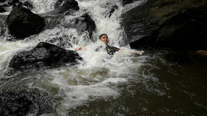 sungai-kembang-yang-berarus-cukup-deras-dengan-jeram-bebatuan-yang-berundak.jpg
