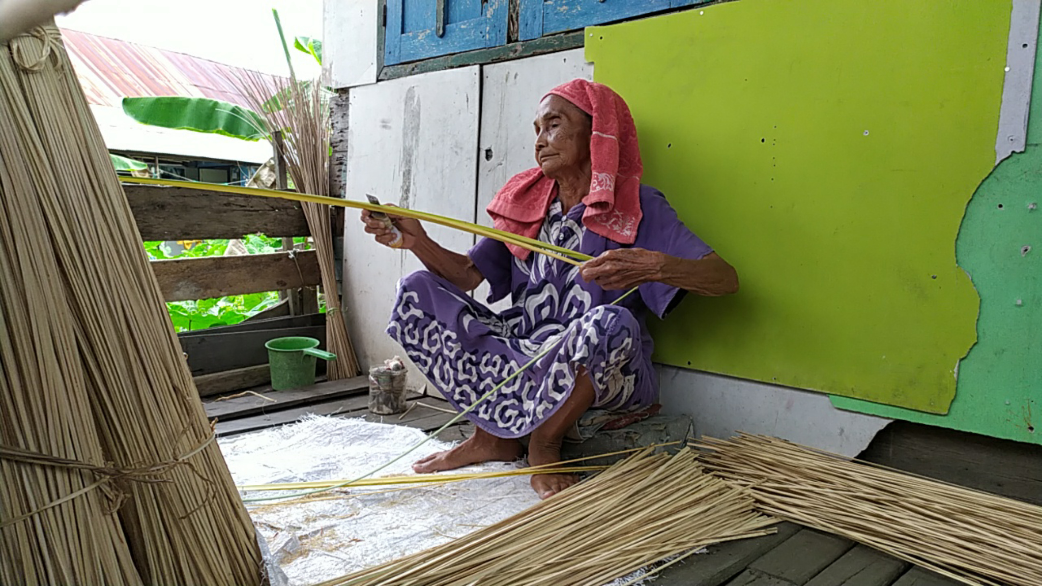 suwarnah-seorang-pengrajin-daun-nipah-di-banjarmasin-sfa.jpg