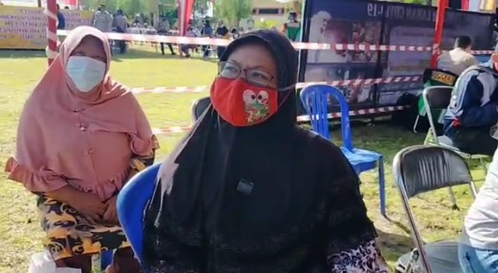 Syarat Daftar Sekolah di Palangkaraya Harus Ada Sertifikat Vaksinasi, Suwati Rela Antre di Mapolda
