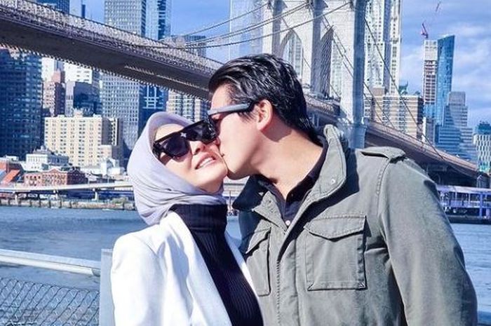 syahrini-yang-kini-berhijab-dicium-sang-suami-reino-barack.jpg