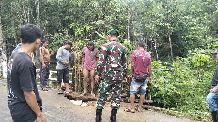 tanah-longsor-di-ruas-Jalan-Gunung-Ulin-RT-17-Kelurahan-Binuang.jpg