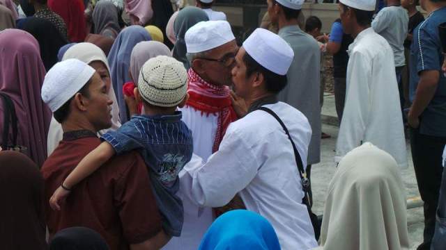 tanggisan-gembira-bercampur-haru-mewarnai-kedatangan-sekitar-286-jamaah-haji-asal-kabupaten-kapuas_20170922_161451.jpg