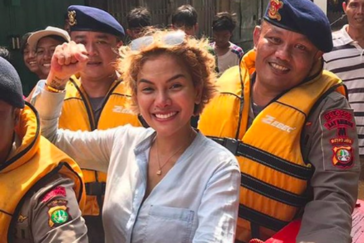 tangkapan-layar-instagram-nikita-mirzani-yang-turun-langsung-melihat-korban-banjir.jpg