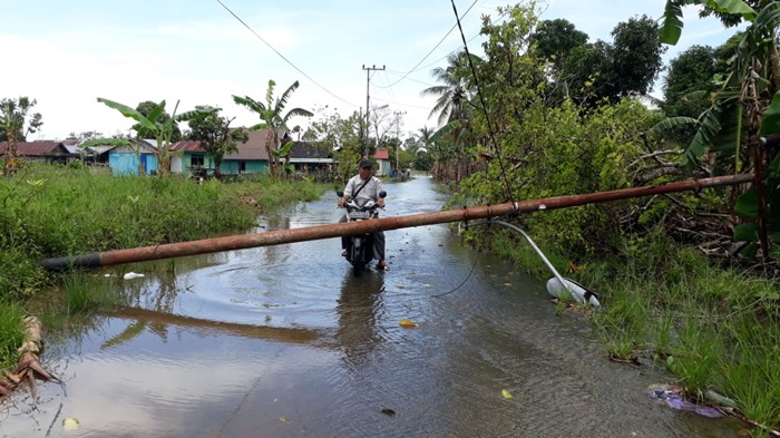 Warga Korban Bencana Puting Beliung di Desa Akar Baru Martapura Timur Dapat Bantuan Terpal