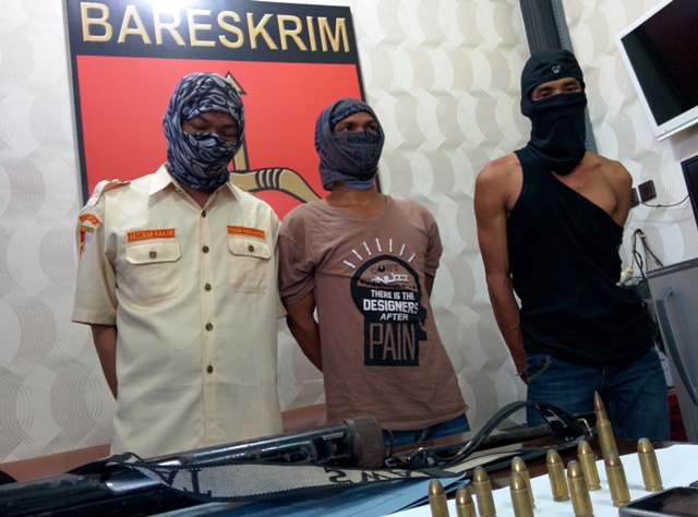 tiga-tersangkan-pembawan-senjata-organik-polres-banjarbaru_20150605_110132.jpg