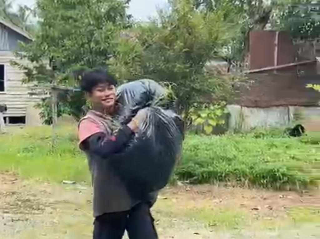tim-SerbaSuruhBarabai-saat-membersihkan-pekarangan-Rumah.jpg