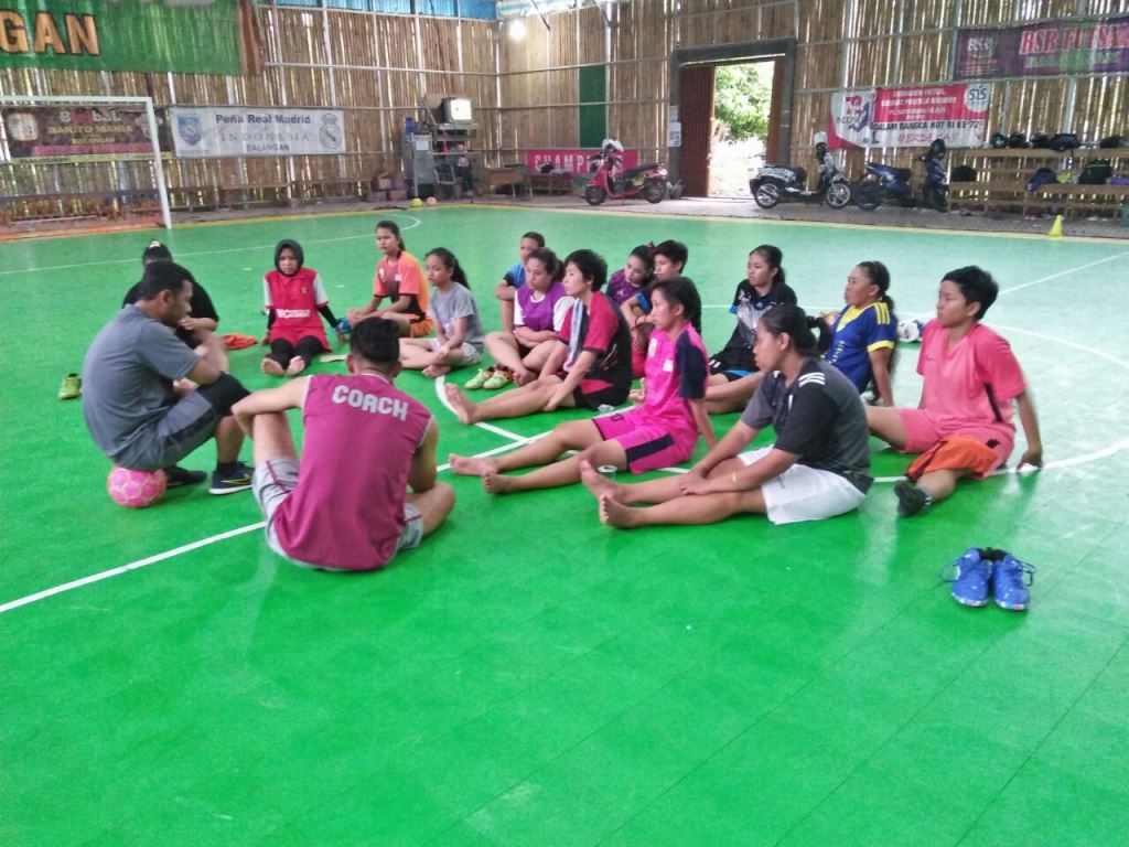 tim-futsal-hn-fc-mendapat-arahan-dari-pelatih_20171219_141208.jpg