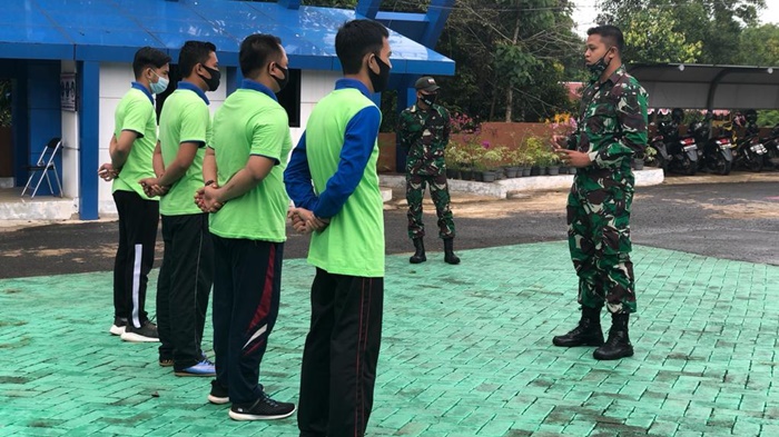 tim-keamanan-kejari-tala-kalimantan-selatan-dapat-bimbingan-dari-anggota-tni-08122020.jpg