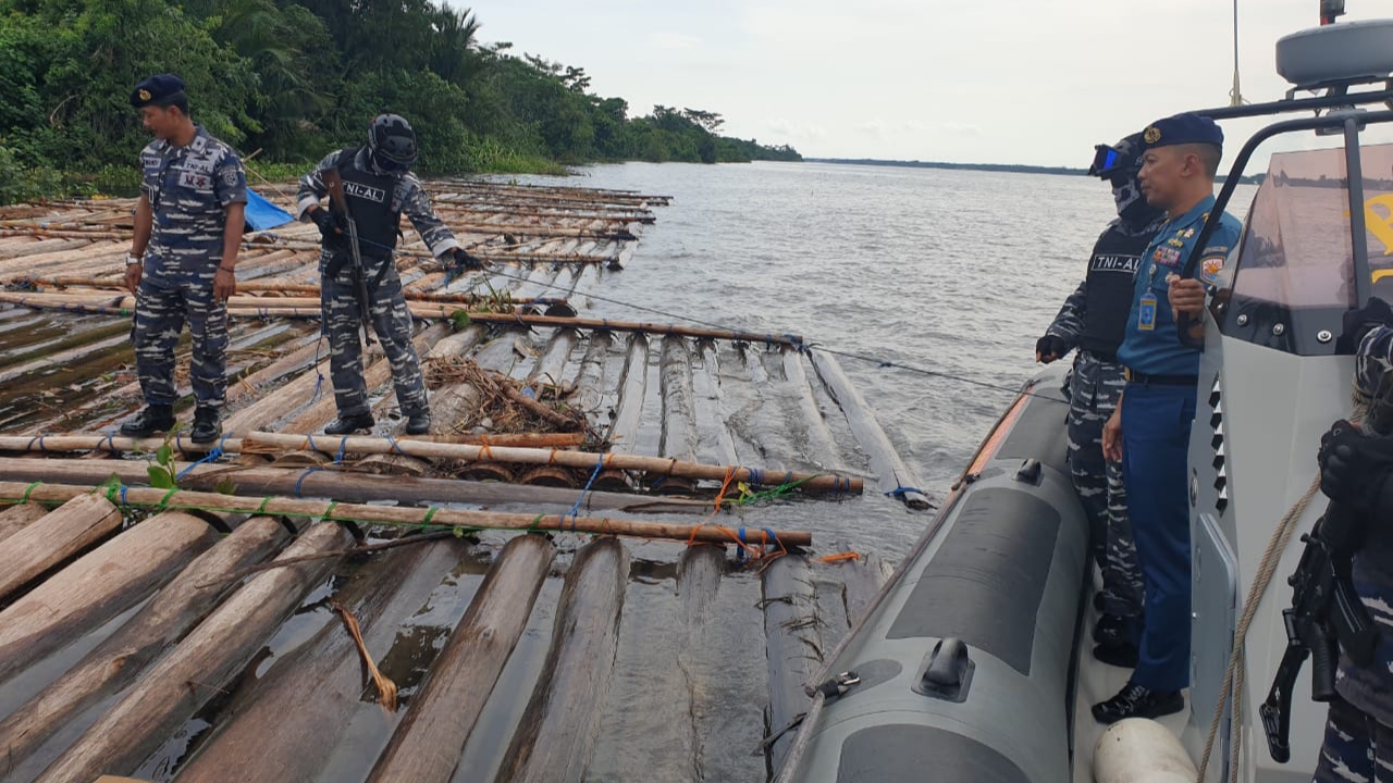 Tim Satgas Gabungan TNI AL Banjarmasin Amankan 1.400 Batang Kayu Ilegal di Kapuas, 2 Orang Diamankan