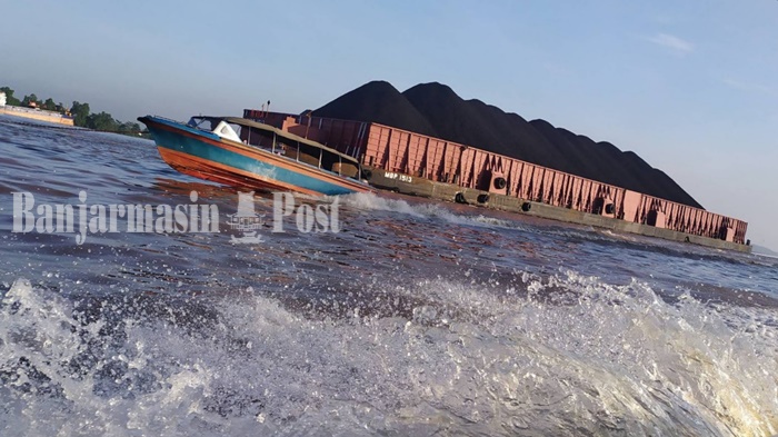 tongkang-batu-bara-di-sungai-barito-provinsi-kalsel-rabu-22092021.jpg