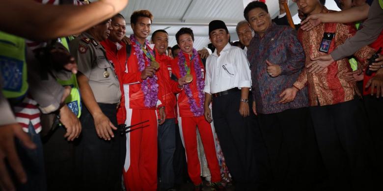 Tiba di Tanah Air, Tontowi Langsung Sungkem, Liliyana Tak Kuasa Menahan Air Mata