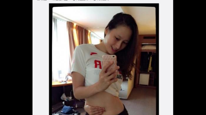 Tren Selfie Pamer Pinggang Ramping sambil Tangan Sentuh Pusar