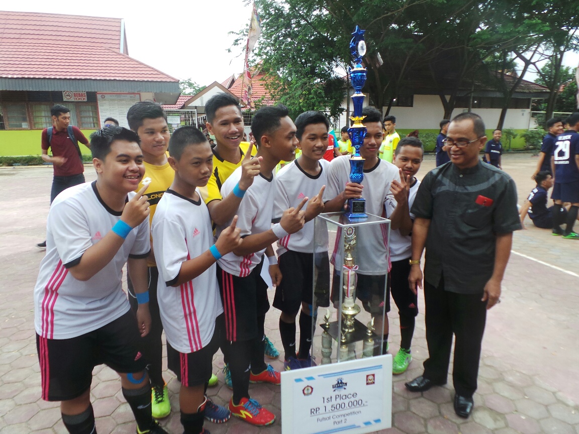 tropi-juara-pertama-di-ajang-kejuaraan-futsal-smkn-3-banjarmasin_20161202_184209.jpg