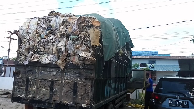 Diduga Kelebihan Muatan, Polisi Juga Tahan Truk