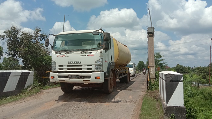 truk-angkutan-cpo-dan-buah-sawit-saat-melintasi-di-jalan-haryono-mt.jpg