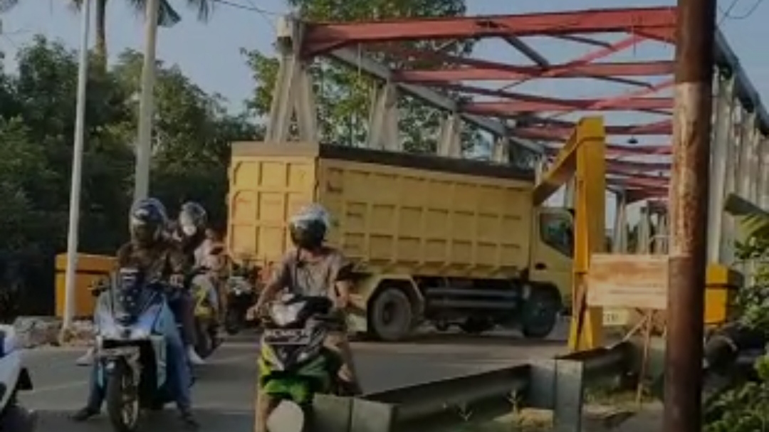 truk-berwarna-kuning-menabrak-portal-jembatan-paringin-minggu-2572021m-asdfa.jpg