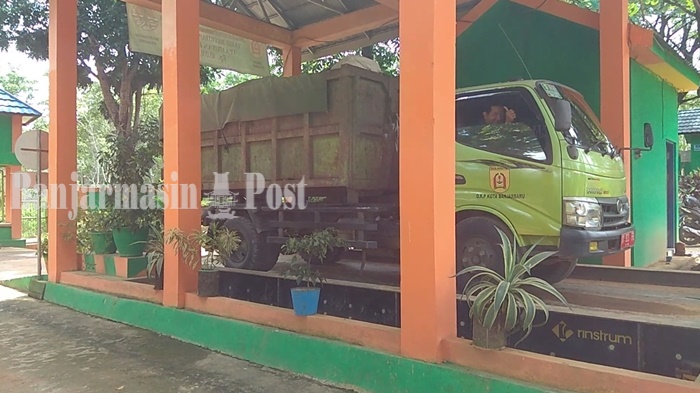 Kalselpedia - Puluhan Truk Tiap Hari ke TPA Gunung Kupang Banjarbaru