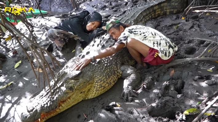 Viral Hubungan Bak Ayah dan Anak Seorang Pria di Bontang dengan Buaya Raksasa, Santai Peluk dan Cium