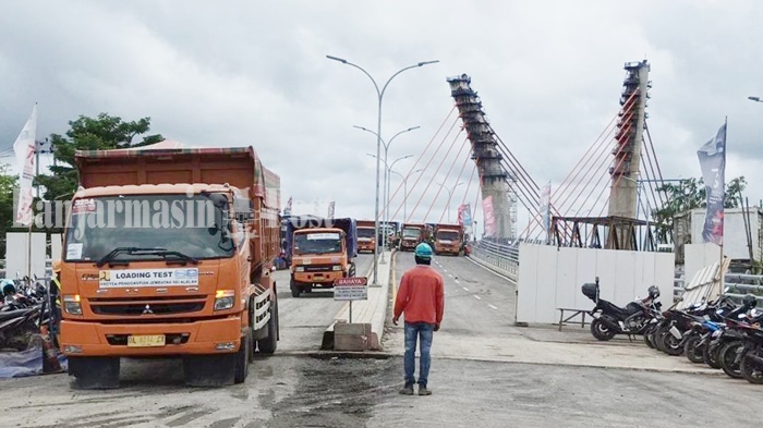 uji-coba-jembatan-alalak-dilintasi-truk-besar-di-banjarmasin-kalsel-senin-30082021.jpg