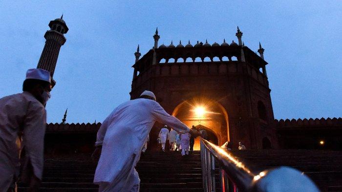 umat-muslim-menuju-masjid-untuk-melakukan-sholat-subuh-berjamaah.jpg