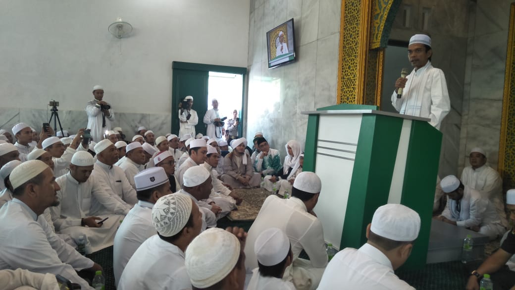 Jemaah Tablig Akbar Ustadz Abdul Somad Rela Duduk di Atas Genteng