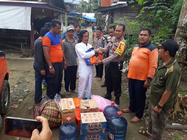 utuh-menerima-bantuan-setelah-rumahnya-terbakar_20180112_131736.jpg