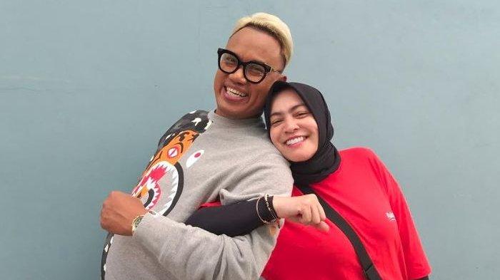 uya-kuya-dan-istri-astri.jpg