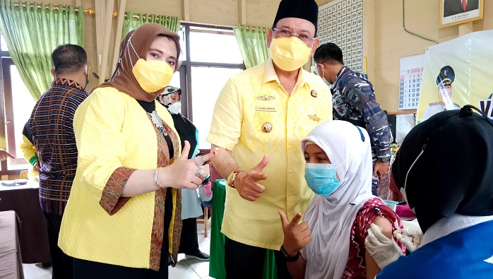 Didampingi Ketua TP PKK, Bupati Kotabaru Meninjau Launching Vaksinasi Usia Anak di SDN 1 Semayap
