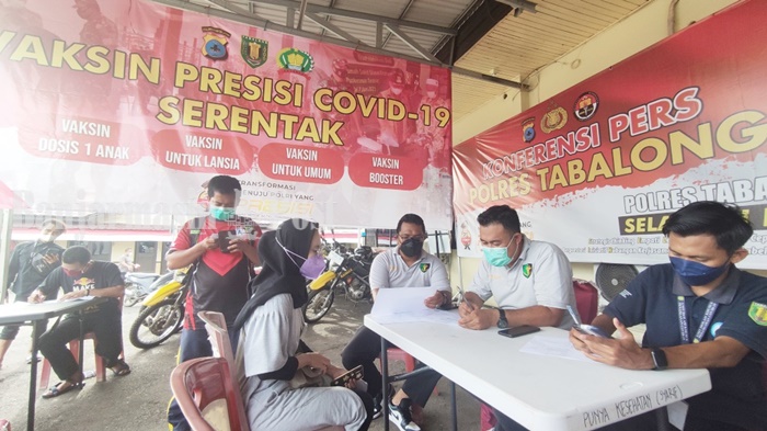 vaksinasi-covid-19-kepada-pengendara-di-halaman-polres-tabalong-beberapa-waktu-lalu.jpg