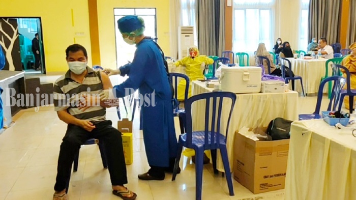 vaksinasi-tahap-kedua-di-gedung-bina-satria-kota-banjarbaru-kalsel-sabtu-21082021.jpg