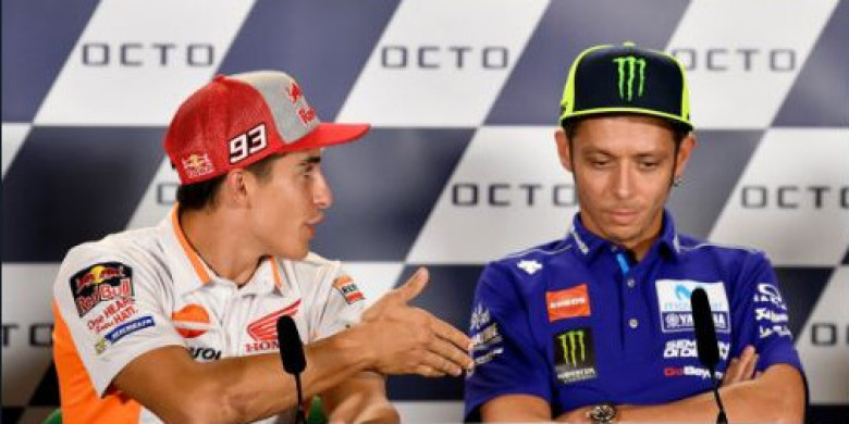 valentino-rossi-kanan-menolak-jabat-tangan-marc-marquez-kiri_20180907_114833.jpg