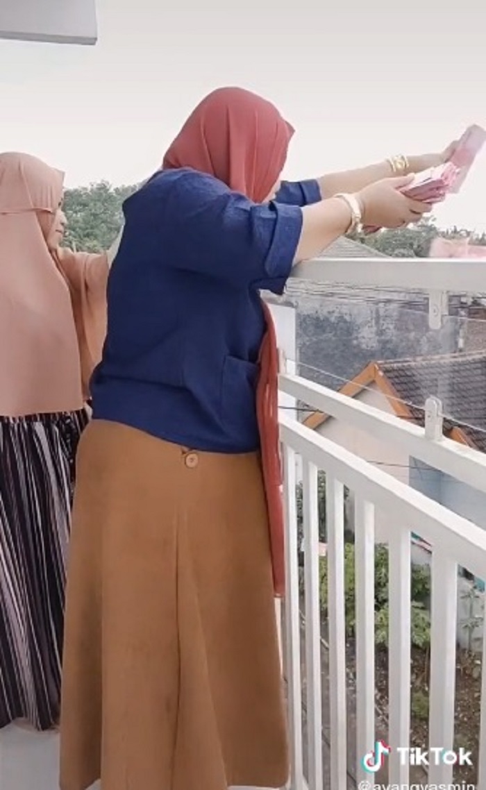Viral di Tiktok, Perempuan Lemparkan Uang Rp 100 Juta dari Balkon, Langsung Jadi Rebutan