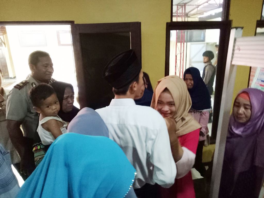 Cewek Cantik Ini Menikah di Polres, Dijaga Aparat Bersenjata, Bulan Madu Terhalang Jeruji Besi